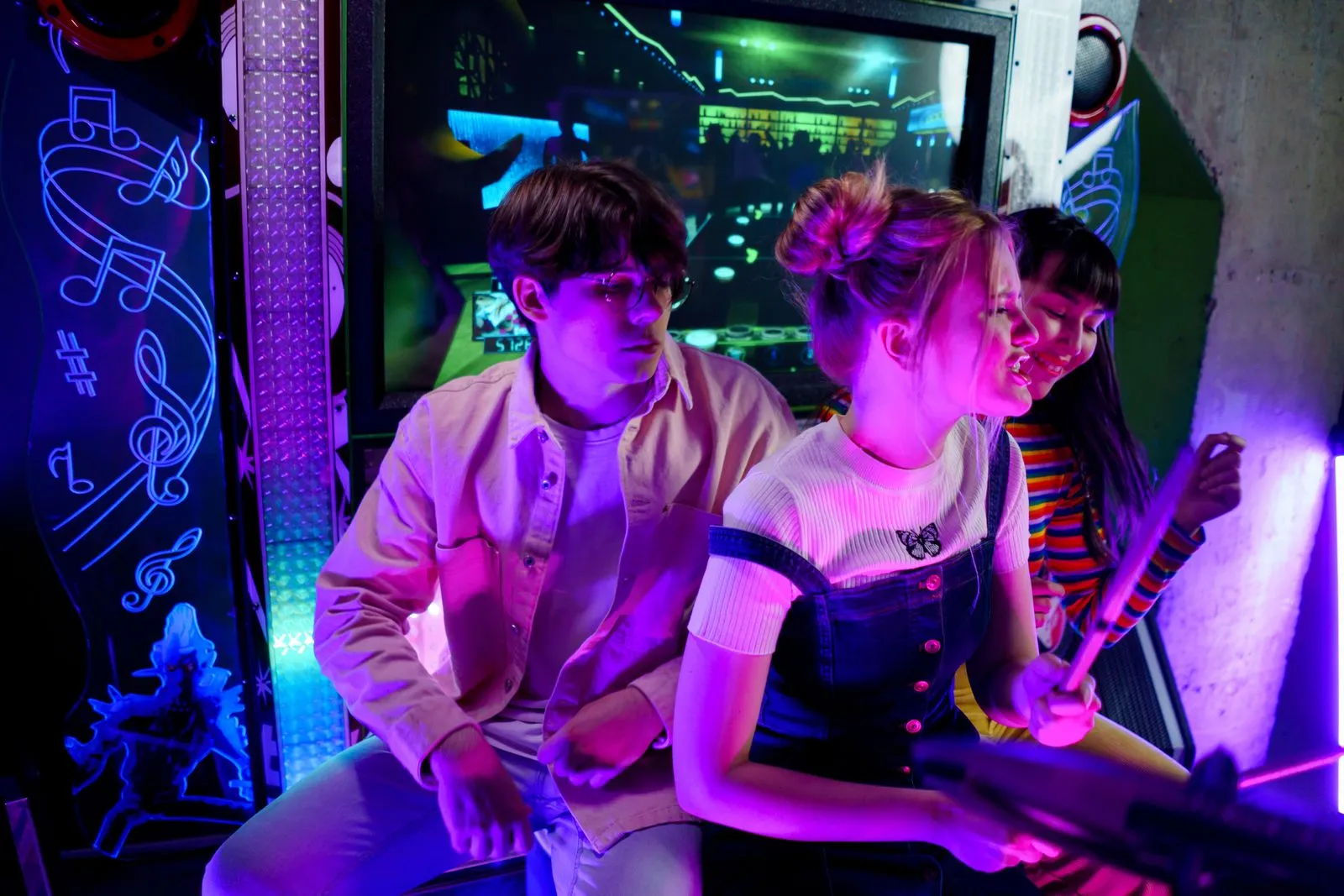 How to Plan a Group Night at a VR Arcade